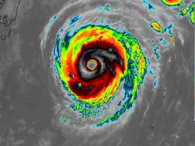 Mắt bão Hạ Long rõ nét, mạnh cấp hủy diệt, gần ngưỡng siêu bão