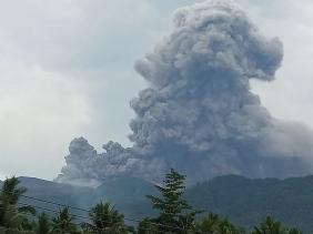 Indonesia: Núi lửa Dokono phun trào, cột tro bụi cao tới 1,7km