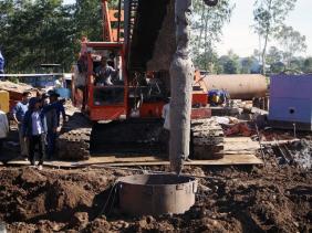 Vụ bé trai rơi xuống trụ bê tông sâu 35m ở Đồng Tháp: Thống nhất phương án nhổ cọc