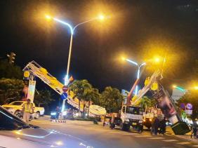 Sập cổng chào Tết ở TP Nha Trang, giao thông ách tắc nghiêm trọng