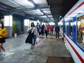 Đường sắt chạy thêm nhiều tàu phục vụ nhu cầu đi lại dịp Tết Dương lịch