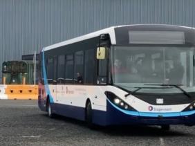 Xe bus tự lái đầu tiên của Anh đi thử nghiệm trên đường ở Scotland