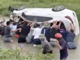 Hà Nội: Hàng chục người hợp sức giải cứu ô tô mất lái, lật ngửa dưới mương nước