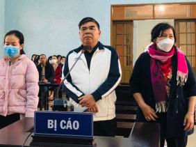 Tòa đang xét xử, bị cáo nhập viện