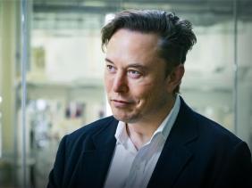 Tý phú Elon Musk thành người 'vô gia cư', phải ngủ nhờ nhà bạ