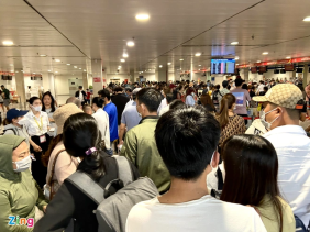 Hàng trăm người chen chân làm thủ tục ở sân bay Tân Sơn Nhất