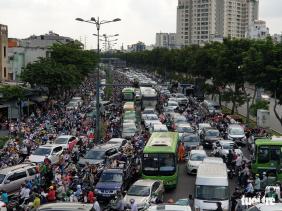 Xe cộ ùn ứ nhiều giờ hướng về sân bay Tân Sơn Nhất