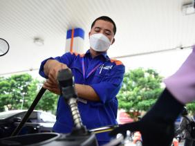 Giá xăng tăng lần thứ ba liên tiếp
