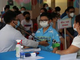 Gần 30.000 học sinh lớp 6 ở TP HCM tiêm vaccine Covid