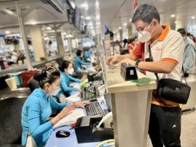 Nhiều hãng hàng không mở bán vé Tết 2023, "choáng" khi xem giá