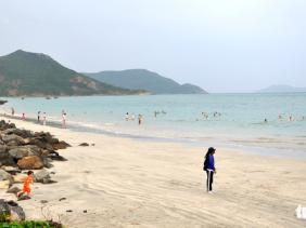 Theo công văn đề ngày 14-4, UBND huyện Côn Đảo cho biết hiện nay cấp độ dịch của Côn Đảo là "cấp độ 1" nên đề nghị chi hội du lịch và các cơ sở kinh doanh dịch vụ áp dụng phương án kinh doanh, đón tiếp khách theo cấp độ trên.   Như vậy, từ ngày 14-4, du khách đến Côn Đảo không phải trình giấy xét nghiệm COVID-19 còn hiệu lực hoặc xét nghiệm COVID-19 tại đây.  Trước đó, chiều 14-4, Tuổi Trẻ Online có bài viết phản ánh việc du khách khi đến Côn Đảo thì được các khách sạn yêu cầu phải có giấy xác nhận âm tính 