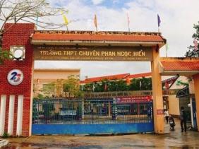 Hiệu phó bắt học sinh ăn bánh đã bỏ thùng rác