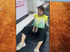Xác minh cô gái ngồi phản cảm trên băng chuyền hành lý