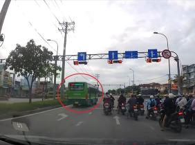 Xử phạt tài xế xe buýt phóng nhanh, vượt đèn đỏ ở TPHCM