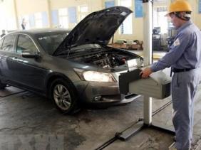 Đăng kiểm ôtô là quá trình cơ quan chuyên ngành kiểm định chất lượng xe xem có đạt tiêu chuẩn hay không. Vậy khi đưa xe đi đăng kiểm, chủ xe cần chuẩn bị những giấy tờ gì? Căn cứ Điều 6 Thông tư 16/2021/TT-BGTVT, khi đưa xe đến đơn vị đăng kiểm, chủ phương tiện cần chuẩn bị những giấy tờ sau đây:  * Trường hợp ôtô đăng kiểm lần đầu:  Xuất trình giấy đăng ký xe hoặc giấy hẹn cấp giấy đăng ký.  Nộp các loại giấy tờ sau: Bản sao Phiếu kiểm tra chất lượng xuất xưởng đối với ôtô sản xuất, lắp ráp trong nước (trừ