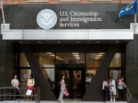 Mỹ dừng toàn bộ hồ sơ nhập cư và lễ nhập tịch với người từ 19 nước