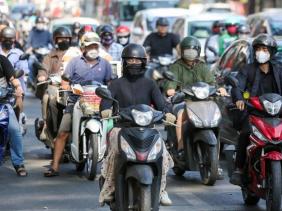 Miền Nam nắng gắt, miền Bắc rét mướt, lưu ý gì cho sức khỏe?