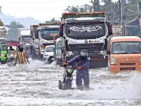 Philippines sơ tán hơn 100.000 người, hủy 300 chuyến bay do bão Phượng Hoàng