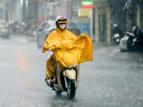 TP.HCM: Sóng biển cao 5,5m, đất liền mưa trái mùa