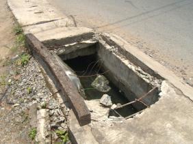 Nắp cống hư hỏng "bẫy" người đi đường