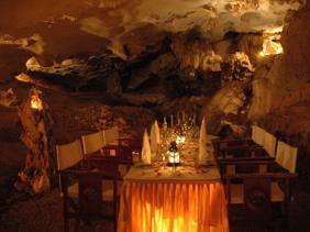 Mở tour xem nghệ thuật và ăn tiệc ở 3 hang động vịnh Hạ Long