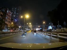 Thót tim cảnh người đi xe máy ''trượt ván'' trước mũi ô tô trên cầu vượt