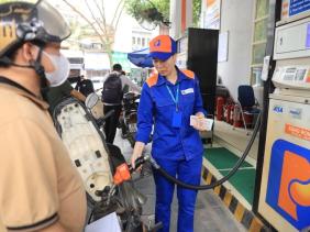 Như vậy, trong vòng nửa tháng qua, giá xăng đã giảm 2 lần liên tiếp. Gần đây nhất (ngày 9/5), mặt hàng xăng E5 RON92 giảm tới 1.288 đồng/lít; xăng RON95-III giảm 1.411 đồng/lít; dầu diesel giảm 759 đồng; dầu hỏa giảm 843 đồng/lít và dầu mazut giảm 160 đồng/kg.  Theo Nghị định số 80/2023/NĐ-CP sửa đổi, bổ sung một số điều của Nghị định số 95/2021/NĐ-CP ngày 1/11/2021 và Nghị định số 83/2014/NĐ-CP ngày 3/9/2014 của Chính phủ về kinh doanh xăng dầu, thời gian điều hành giá xăng dầu sẽ rút ngắn từ 10 ngày xuống