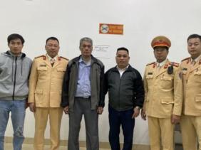 Cụ ông đạp xe lạc trên cao tốc được Cảnh sát giao thông giúp đỡ đưa về