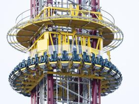 Thiếu niên ngã khỏi tháp rơi tự do cao nhất thế giới