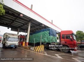 Tài xế nương náu trên xe tải vì Thượng Hải phong tỏa