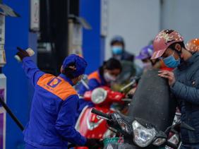 Giá xăng tăng gần 700 đồng một lít