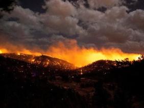 Cháy rừng dữ dội tại Mỹ, bão tuyết trái mùa ở Canada