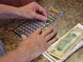 Trúng 10 triệu USD nhờ tờ vé số mua nhầm