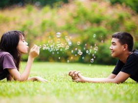 Con bước vào tuổi dậy thì, bố mẹ cần làm gì để đồng hành cùng con?