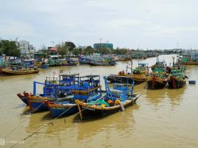 Tàu chở 18 người nghi mất tích ngoài khơi