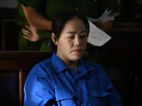 Hình ảnh Nguyễn Thị Hồng Bích tại phiên xét xử vụ dùng xyanua đầu độc chồng và 3 cháu ở Đồng Nai