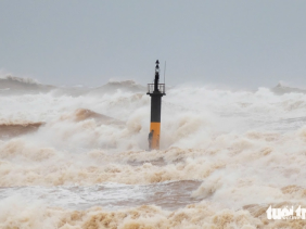 Chìm tàu ở vùng biển ven bờ, đã cứu được 8 người