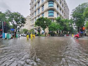 Mưa lớn kéo dài do ảnh hưởng của bão số 2, Hà Nội ngập úng diện rộng