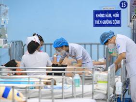 TP.HCM: Sốt xuất huyết gia tăng, hàng loạt ca nặng phải thở máy, lọc máu