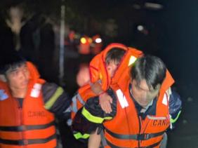 Giải cứu 127 người bị cô lập sau cơn mưa lớn ở TP.HCM