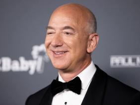 Tỉ phú Bezos giành lại vị trí giàu nhất thế giới từ ông Elon Musk