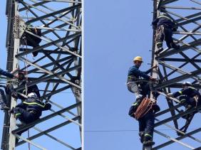 Hà Nội: Giải cứu người phụ nữ 63 tuổi trèo lên cột điện cao thế