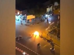 Mạnh Tú, Duy Công-Thứ bảy, ngày 11/03/2023 08:08 GMT+7 Bình luận0 0 0 186 VTV.vn - Sử dụng ma túy, đua xe trái phép, hỗn chiễn, thậm chí gây ra án mạng. Các hành vi vi phạm pháp luật của nhóm vị thành niên đang tăng cả về số vụ lẫn mức độ nghiêm trọng. Ngăn chặn 24 thanh niên mang đao, tuýp sắt đi hỗn chiến ở Hà Nội Nổ súng giải quyết mâu thuẫn trên mạng Nguyên nhân sâu xa các vụ hỗn chiến của thanh thiếu niên là gì? 50 nữ sinh mang hung khí "hỗn chiến" trên bờ đê Từ mâu thuẫn trên mạng tới đánh nhau ngo