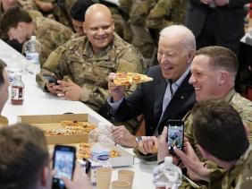 Tổng thống Biden ăn pizza cùng lính Mỹ