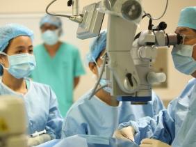 Lấy lại thị lực cho bé trai có giác mạc gần như hỏng