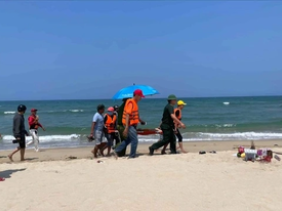 Tìm thấy thi thể cháu bé thứ 2 trong vụ hai anh em sinh đôi bị sóng cuốn mất tích