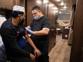 'Sa lưới' sau 30 năm do… đi tiêm vắc xin COVID-19