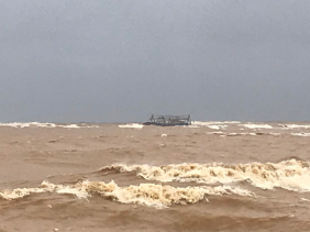 Chưa thể cứu hộ tàu cá mắc cạn ở Cửa Việt, 8 ngư dân đã vào bờ an toàn