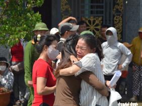 Những người được đặc xá tại Trại giam Thủ Đức trở về bên vòng tay người thân sáng 1-9 - Ảnh: ĐỨC TRONG