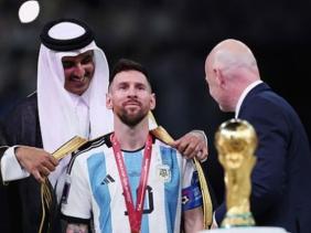 Giải mã ý nghĩa chiếc áo choàng đen được Messi khoác khi vô địch World Cup 2022